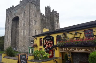 Erleben sie die cliffs of moher und das bunratty castle auf einer privaten minibus-tour ab killarney. inklusive guide, wasser und flexiblem ausstieg in galway.