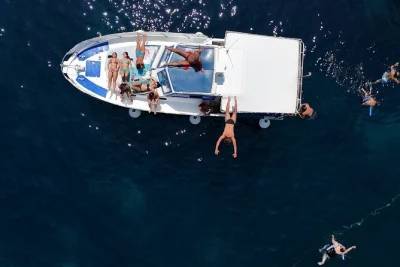 Descubra a costa selvagem da sicília num passeio de barco em grupo pequeno de san vito lo capo a scopello, com mergulhos em grutas marinhas, aperitivo local e um skipper amigável. equipamento de sno
