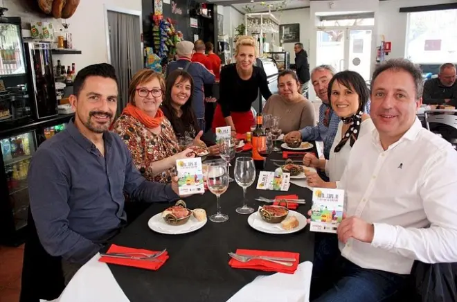 Tapas-Verkostung mit Getränken in der Altstadt von Santiago