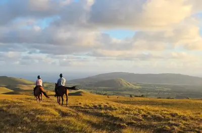 Randonnée à cheval sur l'île de Pâques au coucher du soleil