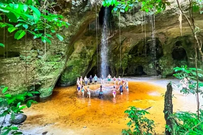 Erlebe den sprühnebel des iracema wasserfalls, erkunde amazonas-höhlen und schwimme in einer kristallklaren lagune – inklusive hoteltransfer und mittagessen bei diesem tagesausflug ab manaus.