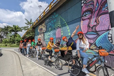 Siente el ritmo de medellín en un tour en bicicleta eléctrica, recorriendo barrios creativos y las esculturas de plaza botero, con parada para un jugo natural y guía local.