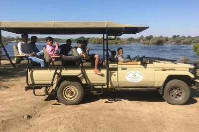 Vivi l’emozione di un safari rinoceronti a mosi-oa-tunya con pick-up in hotel, snack e guida locale—incontra rinoceronti bianchi, elefanti e molto altro nel cuore selvaggio dello zambia.
