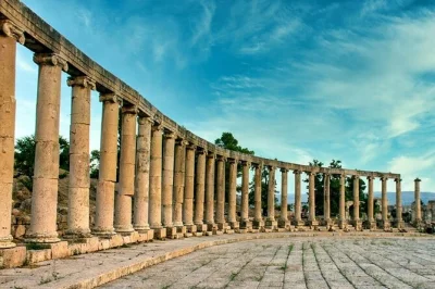 Desde amman, descubre las ruinas de jerash, el castillo de ajloun y umm qais con transporte privado, wifi y agua incluida.