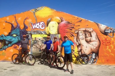 Entdecke gents lebendige viertel mit dem fahrrad, bewundere street art, triff einheimische und nimm ein polaroid als erinnerung mit. inklusive mountainbike, helm und trinkflasche.