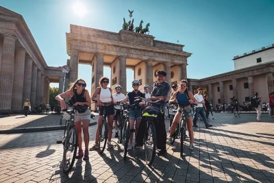 Erlebe berlin hautnah auf einer geführten fahrradtour vorbei am brandenburger tor, museumsinsel und versteckten ecken. inkl. fahrrad, helm und lokalem guide.