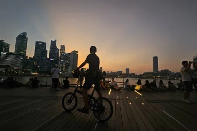 Erlebe singapur bei einer radtour durch kampong glam, little india, chinatown & marina bay, wenn die stadt vom tag zur nacht wechselt. inkl. guide, fahrrad & snack.