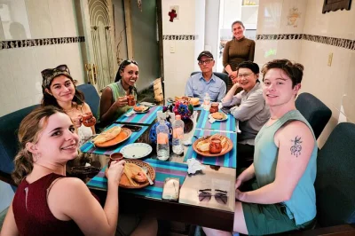 Disfruta de tacos auténticos y platillos regionales en roma, ciudad de méxico. incluye comida callejera, mercados y una comida casera. ¡reserva ya!