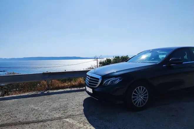 Privater Transfer Patras–Athen mit Mercedes und englischem Fahrer