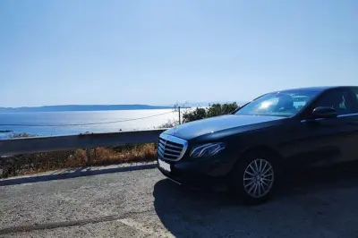 Privater Transfer Patras–Athen mit Mercedes und englischem Fahrer