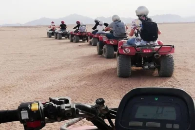 Sinta o vento do deserto em marsa alam com quadriciclo, passeio de camelo e jantar tradicional beduíno. inclui transporte e guia especializado.