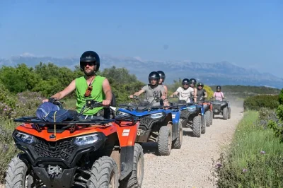 Découvrez l’île de Čiovo en quad tout-terrain, entre sentiers poussiéreux, vues sur split et arrêt au monastère accroché à la falaise. guide local, briefing sécurité et ponchos inclus.