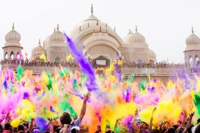 Festeggia holi a vrindavan, visita il taj mahal all’alba ed esplora il forte di agra. include il trasferimento dall’hotel, guida, pranzo e tutti i biglietti d’ingresso.