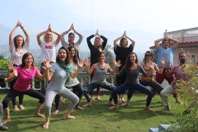 Comienza tu formación como profesor de yoga en kathmandu con 200 horas de entrenamiento, clases diarias de hatha y ashtanga, comidas orgánicas y alojamiento tranquilo junto a la jungla.