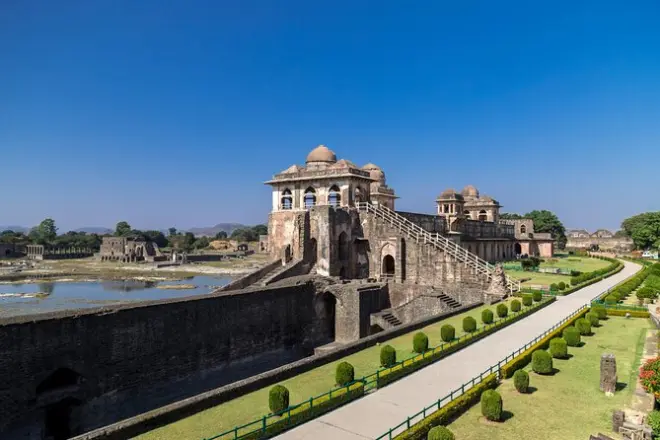 Mandu and Maheshwar Day Tour: Heritage Towns Experience