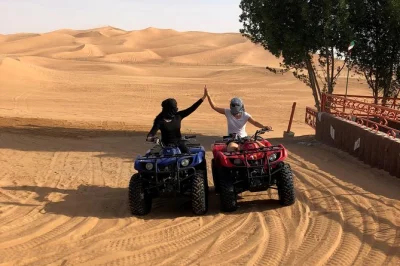 Vivez l’adrénaline des dunes rouges de dubaï au coucher du soleil, pilotez un quad, testez le sandboard, puis détendez-vous autour d’un dîner bbq avec spectacle dans un campement désertique. 
