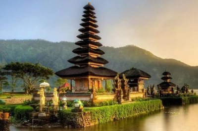 Descubre el templo junto al lago beratan, las terrazas de arroz de jatiluwih y una cascada escondida en el norte de bali. incluye recogida, almuerzo y guía local.