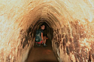 Découvrez les tunnels tranquilles de ben duoc à cu chi, explorez la zone de la libération, dégustez un thé local et partagez un vrai déjeuner avec des habitants—prise en charge privée depuis 