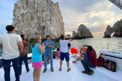 Erlebe eine cabo san lucas sonnenuntergangs-kreuzfahrt mit unbegrenzt drinks, snacks und halt am el arco. inkl. offener bar und lokalem guide – jetzt platz sichern.