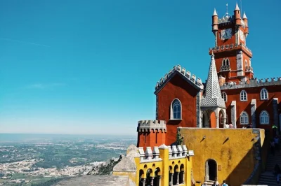 Tour privato a sintra e cascais con visita a palazzo pena, quinta da regaleira, cabo da roca e dolci tipici. ritiro in hotel, guida esperta e itinerario flessibile.