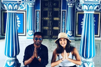 Découvrez jaipur lors d’une visite privée d’une journée complète avec un guide local agréé. visitez le city palace, hawa mahal, jantar mantar et jal mahal. voiture et eau incluses.