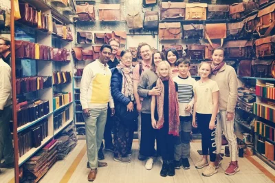 Explore os palácios, jardins e lagos de udaipur com um tour privativo de carro, guia local opcional e traslado do hotel. inclui passeio de barco no lago pichola.