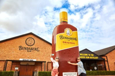 Scopri la distilleria di rum di bundaberg, visita il museo interattivo e assaggia rum pregiati con una guida locale—accesso al banco degustazione e ingresso facile inclusi.