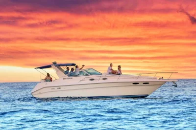 Erlebe cabo san lucas bei einer privaten yacht-tour mit open bar, schnorcheln am pelican rock und flexiblen startzeiten. inklusive snacks und freundlicher crew.