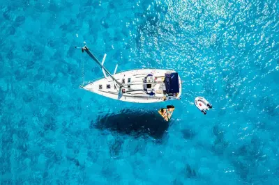 Sailboat tour Milos: Kleftiko, Blue Lagoon & lunch