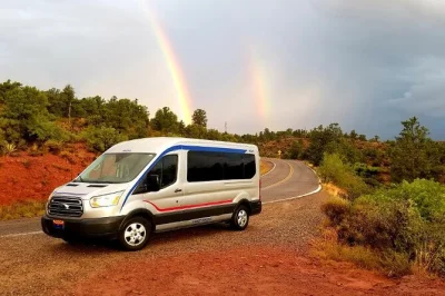 Descubra a energia das pedras vermelhas de sedona com um passeio incrível — capela da santa cruz, oak creek canyon e tlaquepaque village. inclui transporte e guia local.