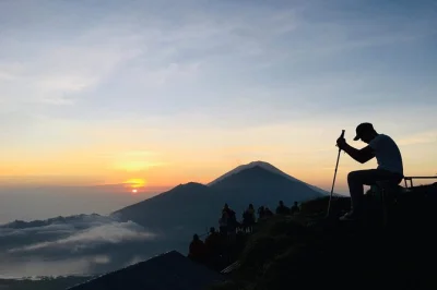 Despierta en bali para un trekking al amanecer en el monte batur, disfruta vistas al lago batur y volcanes, y comparte desayuno en la cima. incluye recogida y guía local.