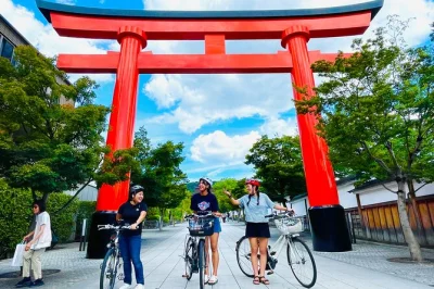 Erkunde kyoto mit dem e-bike: von den gassen gions über das berühmte fushimi inari bis zu versteckten tempeln – inklusive snacks, helm und wasser.
