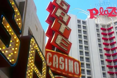 Descubre la historia de las vegas en un tour a pie por el centro, con el neón de fremont street, leyendas de casinos, relatos del museo del crimen y consejos locales. incluye auriculares y guía expe