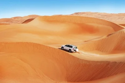 Siente la adrenalina del dune bashing cerca de doha, prueba el sandboarding y descubre el salvaje mar interior en un safari privado con guía local y recogida incluida.