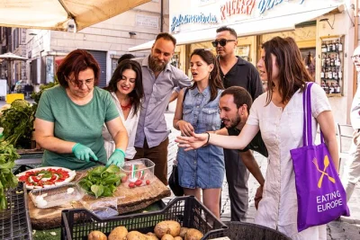 Comece com sabores fresquinhos no mercado de campo de' fiori, explore o gueto judaico, prove alcachofras no da enzo e termine com vinho numa adega mais antiga que o coliseu. são 6 paradas gastronômi