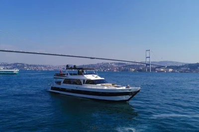 Erlebe istanbul vom wasser aus bei einer privaten yacht-tour auf dem bosporus. genieße hausgemachte limonade, bewundere den dolmabahce-palast aus nächster nähe und entspanne bei frischem baklava. a