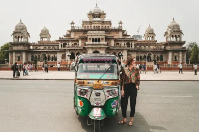 Erlebe jaipurs lebendige straßen im tuk tuk, entdecke amber fort, hawa mahal und den panna meena stepwell mit einem lokalen fahrer. inklusive abholung und transport.