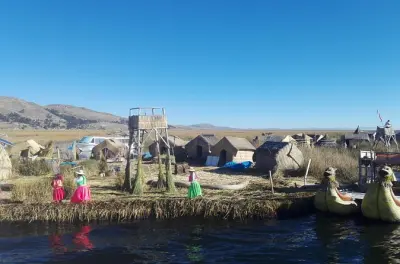 Tour zu den schwimmenden Uros-Inseln ab Puno: Fahrt mit Totora-Floß