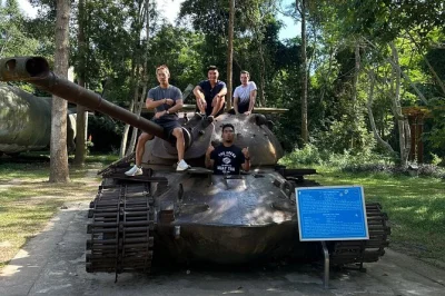 Découvrez les tunnels de guerre du vietnam, savourez le thé au miel du mékong et naviguez sous les cocotiers avec un guide local et prise en charge à l’hôtel. excursion en petit groupe.