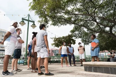 Descubre bridgetown con un historiador de barbados en un tour a pie: historias inéditas, visita al puente chamberlain y plaza de los héroes nacionales, incluye agua y snacks isleños.