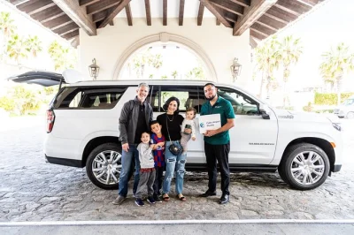 In cabo san lucas am flughafen landen und entspannt im privaten suv mit kaltem bier und wasser direkt zum hotel an der pazifikküste fahren – ohne taxi-stress.