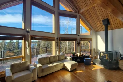 Vivez l’excitation de la chasse aux aurores boréales près de yellowknife, détendez-vous dans un lodge chaleureux avec jeux et boissons chaudes, et repartez avec des photos pro—tout inclus avec 