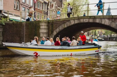 Recorre el icónico anillo de canales de Ámsterdam en un barco abierto pequeño con un capitán local, pasando por el mercado waterlooplein, el río amstel y siete puentes. plazas limitadas.