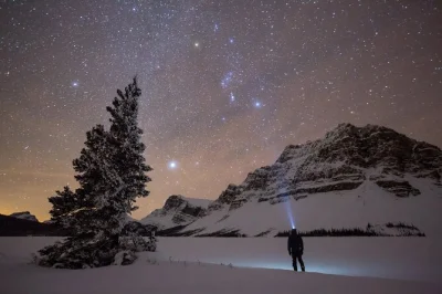 Vive la magia de banff al atardecer, recorre senderos tranquilos y contempla la vía láctea en este tour pequeño de observación de estrellas. incluye linternas, guía y caminata sencilla.