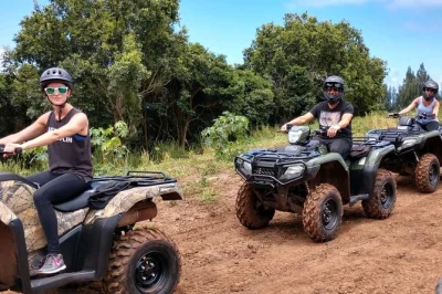 Erlebe die wilden west maui mountains auf einer atv-tour vom tal bis zur küste mit wasserfällen, helm inklusive und getränken – denk nur an feste schuhe.