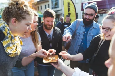 Descubra os sabores de auckland com um guia local, provando delícias em mercados, torrefações de café e restaurantes da cidade. inclui transporte, almoço e vinho.