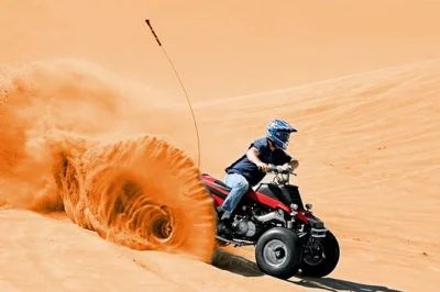 Vivez l’adrénaline du quad et du dune bashing dans le désert rouge de dubaï, puis détendez-vous avec une balade à dos de chameau, un café arabe et des spectacles en live. transfert et dîner i