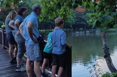 Bangkok bei dämmerung mit bamboo-bike erkunden, am fluss thailändisch essen und auf einer bootsfahrt glühwürmchen beobachten – inklusive räder, dinner und bootstour.