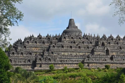 Découvrez borobudur et ses pierres fraîches, explorez les gravures anciennes de prambanan, et profitez d’une excursion privée au départ de yogyakarta avec billets et transport inclus.