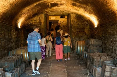 Chianti-weine direkt aus der toskana probieren, weingüter entdecken und ein entspanntes toskanisches mittagessen genießen. inklusive abholung, weinexperte und boutique-weingüter.